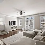 3Br/3.5Bath Uptown Aloft House.