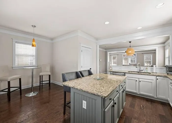 3Br/3.5Bath Uptown Aloft House.