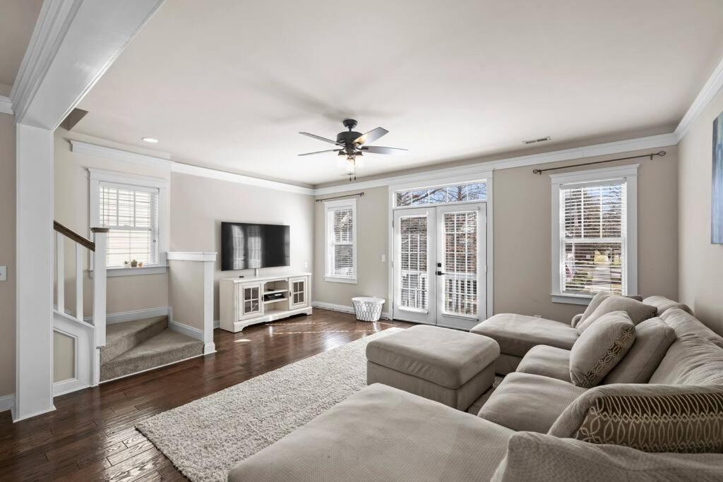 Holiday home 3br/3.5bath Uptown Aloft House.