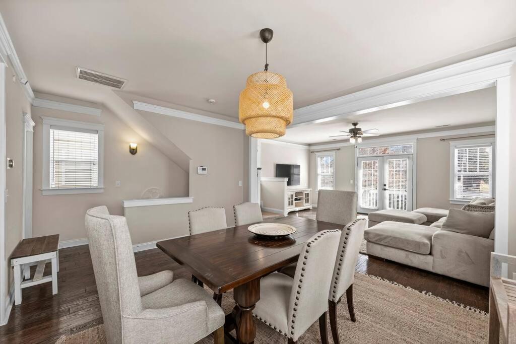 Holiday home 3br/3.5bath Uptown Aloft House.